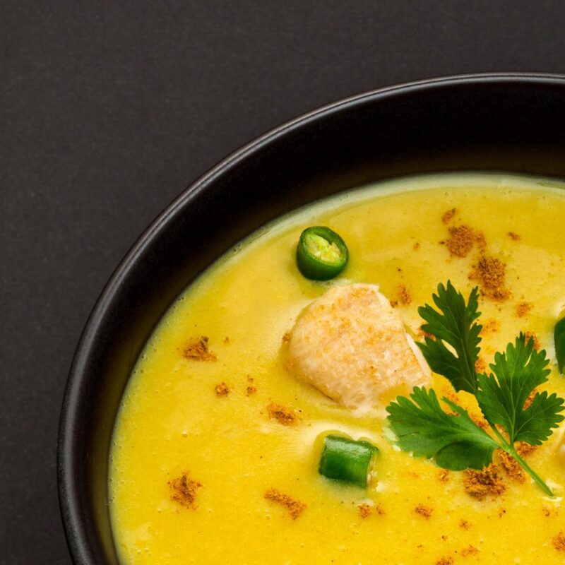 Csirke-curry ízű leves