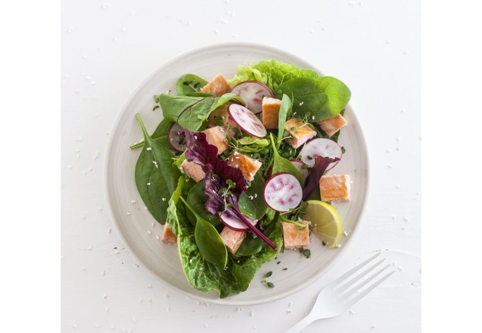 Diétás lazacos saláta