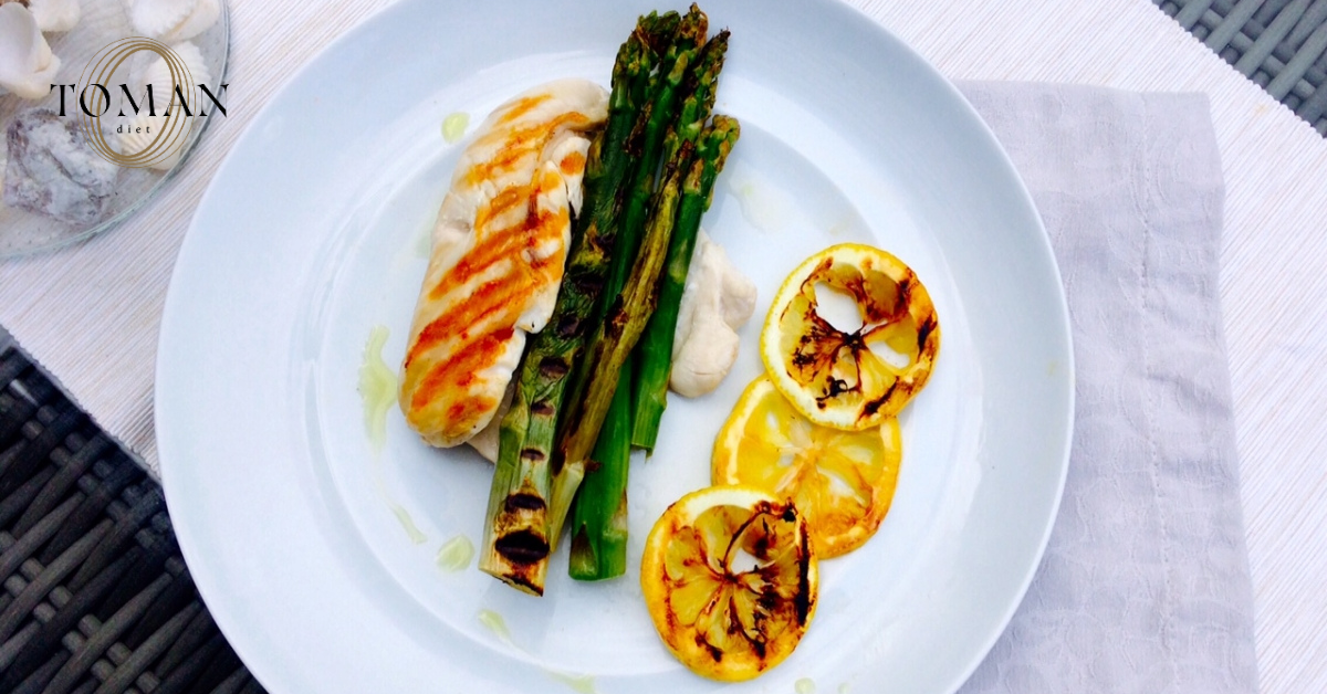 Grillezett csirkemellbe göngyölt spárga