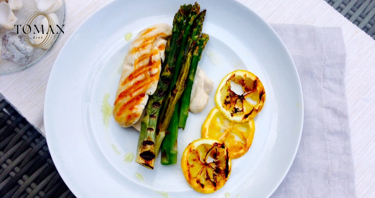 Grillezett csirkemellbe göngyölt spárga