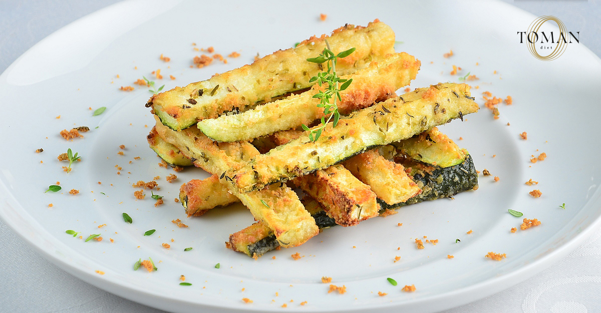 Parmezános, fűszeres cukkinihasábok