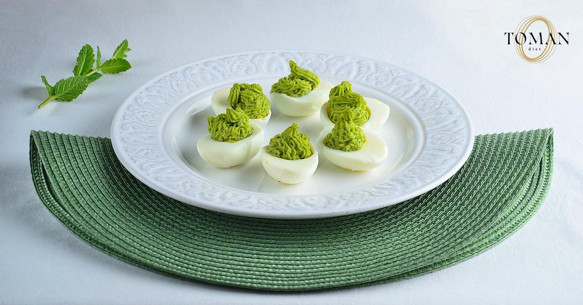 Mentás borsókrémmel töltött tojás